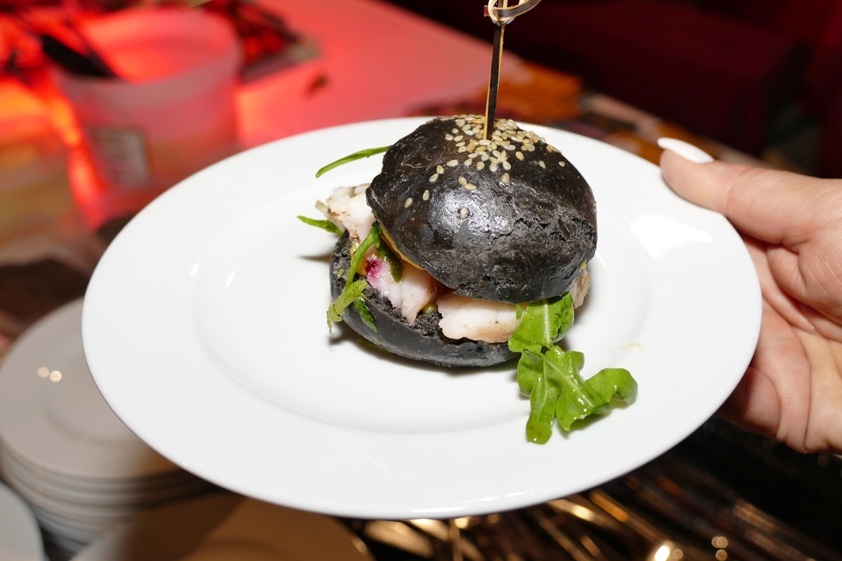Restaurant Geerdes am Sendesaal servierte unseren Gästen unter anderem einen Seeteufel-Safran-Burger mit Sous-vide gegartem Seeteufel, Safran-Pastinaken-Creme und Rauke