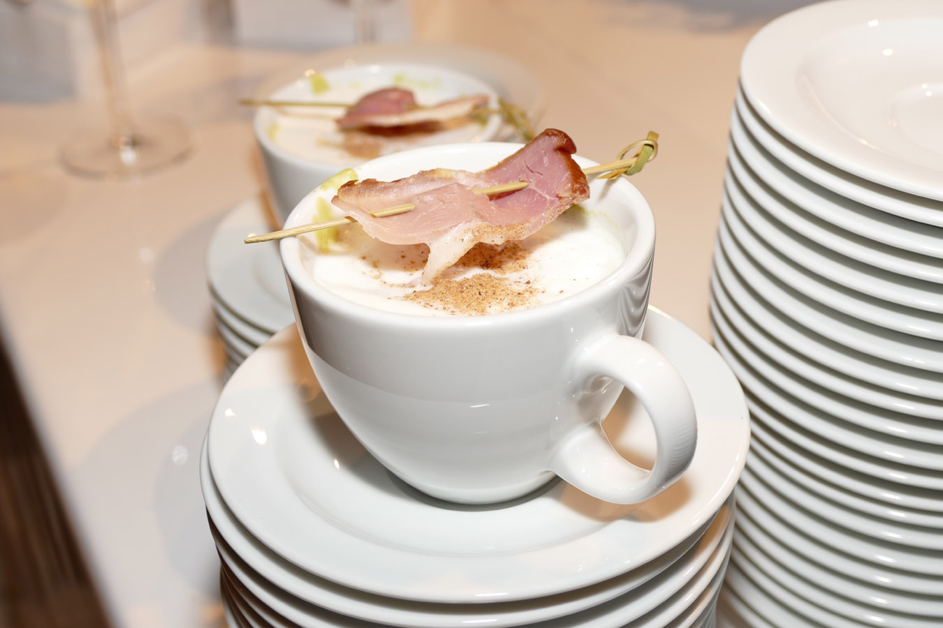 Cappuccino von Erbse und Minze mit geräucherter Entenbrust